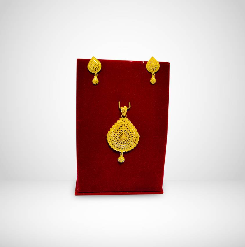 Image Of Opulent Intricate Gold Pendant Set